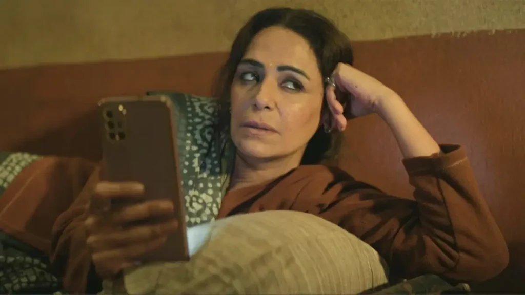 Subedar Movie Review: अनिल कपूर की 'सूबेदार' प्राइम वीडियो पर रिलीज, जानें कैसी है यह एक्शन थ्रिलर फिल्म? 4 Subedaar movie scene: Woman in brown saree lying on bed holding phone, worried emotional expression in dim room